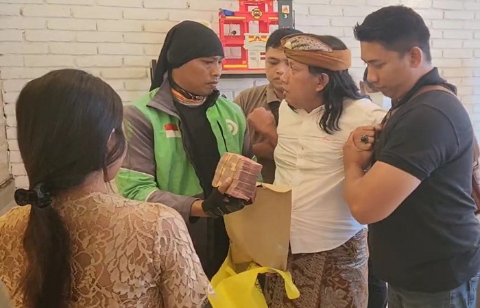Bendesa Adat Berawa, Ketut Riana ditangkap Tim Penyidik Asisten Tindak Pidana Khusu Kejaksaan Tinggi Bali di Cafe Kawasan Renon Kamis (2/5). Dia diduga memerasa pengusaha Rp 10 miliar.