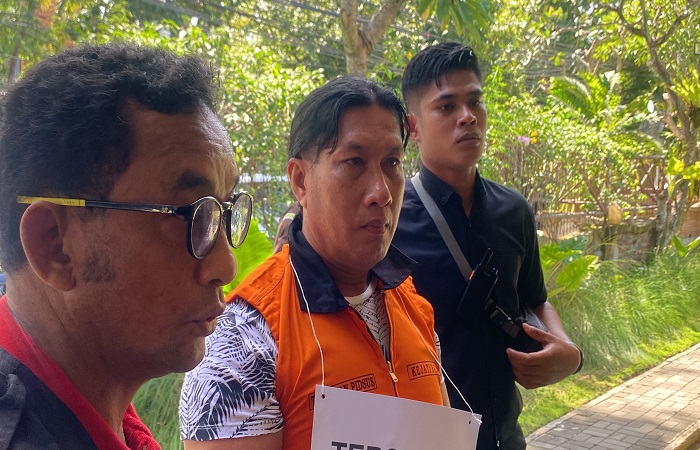 Tim Penyidik Asisten Tindak Pidana Khusus Kejaksaan Tinggi Bali melakukan rekonstruksi penangkapan tersangka pemerasan Ketut Riana di Cafe Casa Bunga Jumat (3/5).