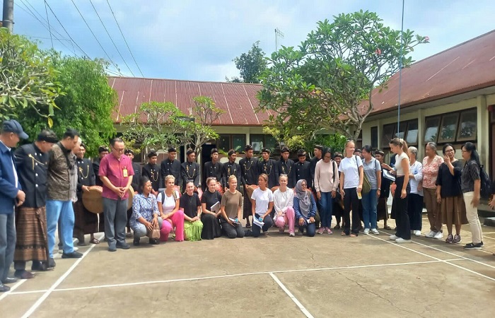 Mahasiswi Norwegia belajar kesenian burdah Desa Pegayaman. Mereka merupakan mahasiswi program studi antropologi sosial.