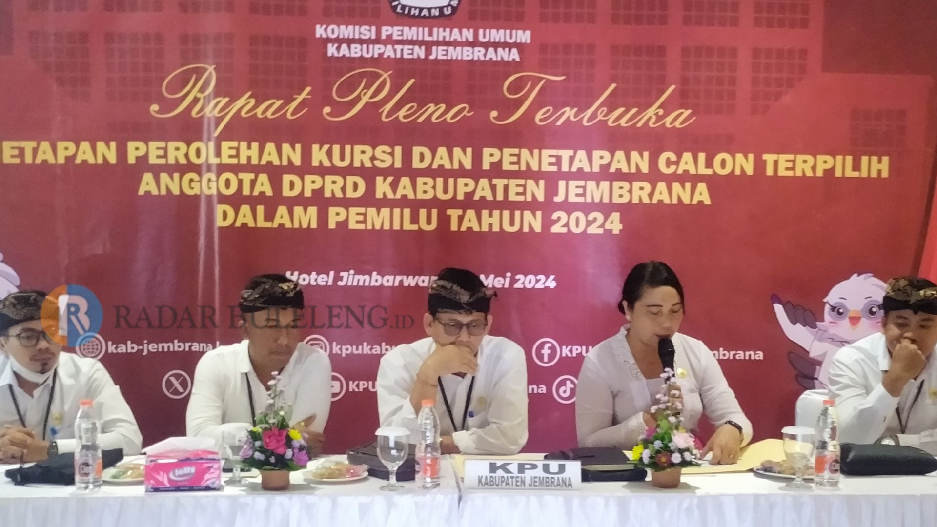 PLENO: Suasana rapat pleno KPU Jembrana penetapan anggota DPRD Jembrana periode 2024-2029 hasil Pemilu 2024.