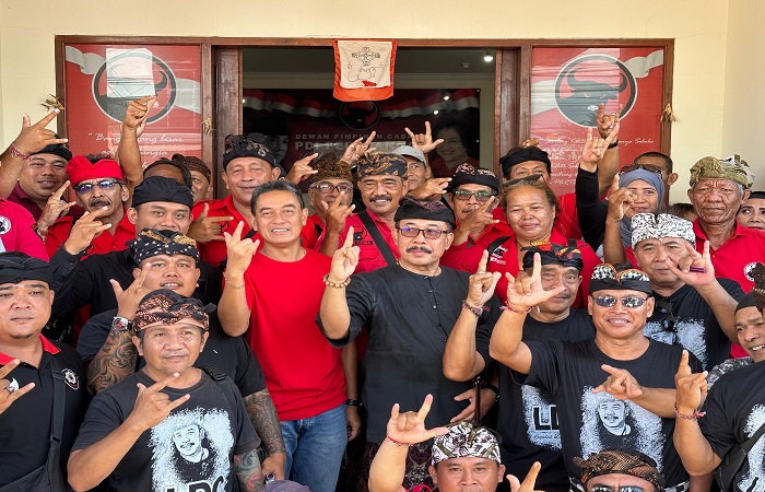Ketut Putra Sedana foto bersama seusai mengambil formulir calon bupati. Ia meyakini tidak akan lompat pagar atau pindah partai, jika tidak mendapatkan rekomendasi.