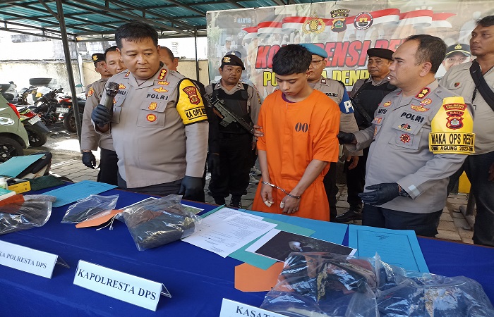 Tersangka Amrin AL Rasyid Pane, 21, kenakan pakaian tahanan Polsek Kuta, Sabtu (4/5).