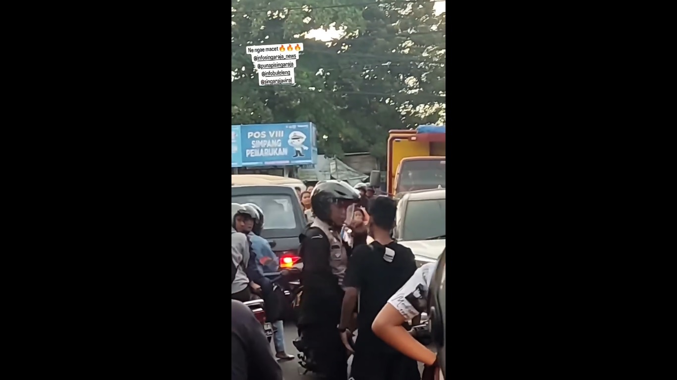 Pemotor berinisial KD saat terlibat adu mulut dengan KS, yang merupakan anggota Polres Buleleng. Kini KD sudah diamankan polisi.