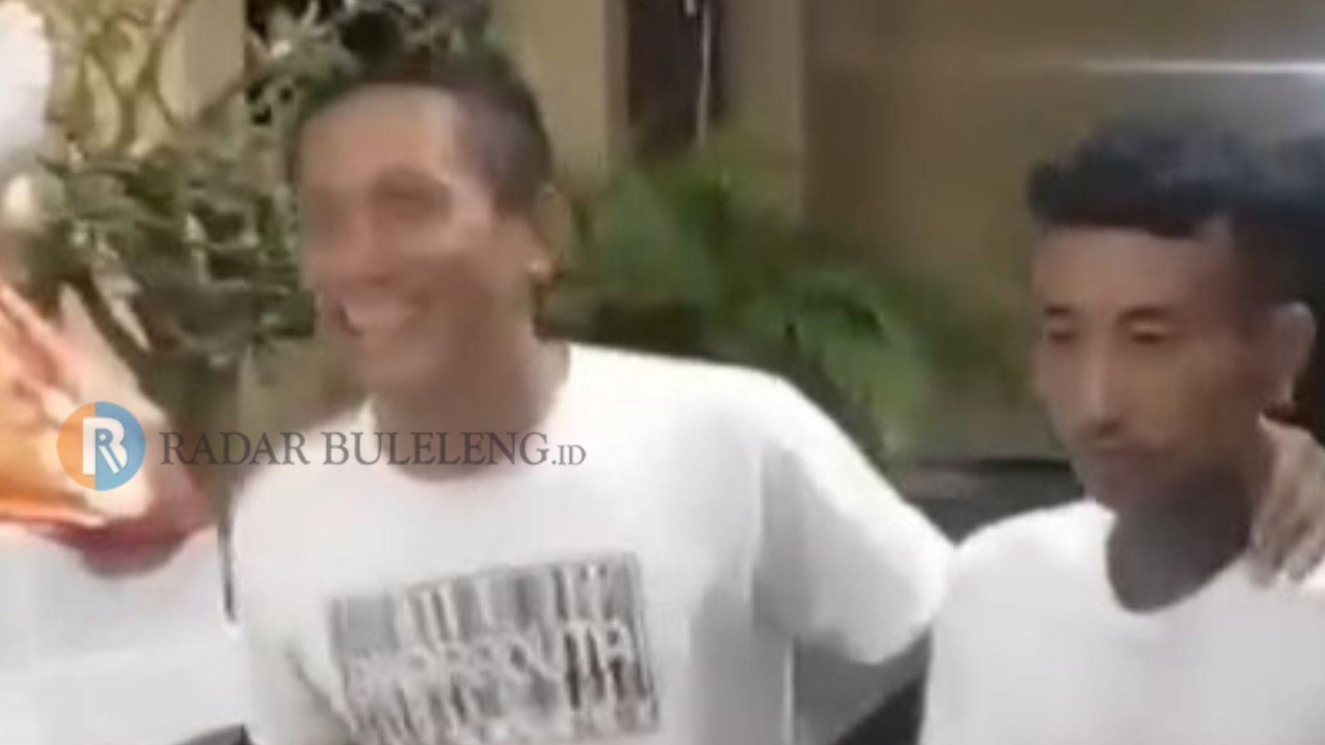 DITANGKAP: Pemuda Buleleng yang menantang polisi berkelahi (kanan) dibawa ke Polres Buleleng pada Jumat malam.