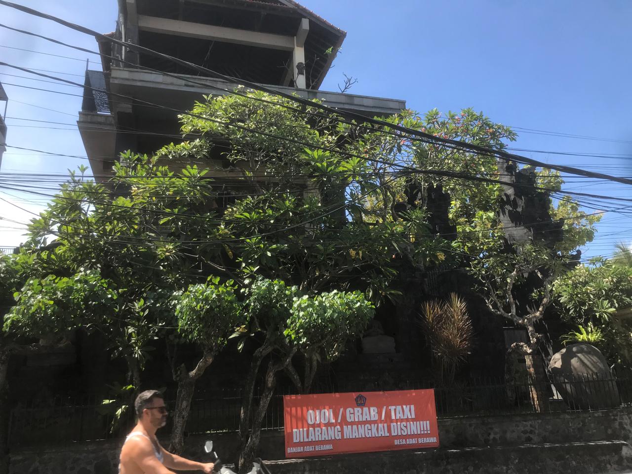 Rumah mewah berlantai tiga milik Bendesa Adat Berawa I Ketut Riana yang berlokasi di Jalan Pantai Berawa, Tibubeneng, Kuta Utara, Badung, Bali.