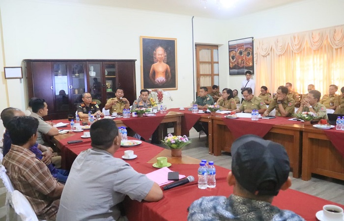 Warga eks Tim-Tim minta pensertifikatan lahan pekarangan dan garapan mereka di Desa Sumberklampok, Kecamatan Gerokgak, Kabupaten Buleleng tidak dipisah.