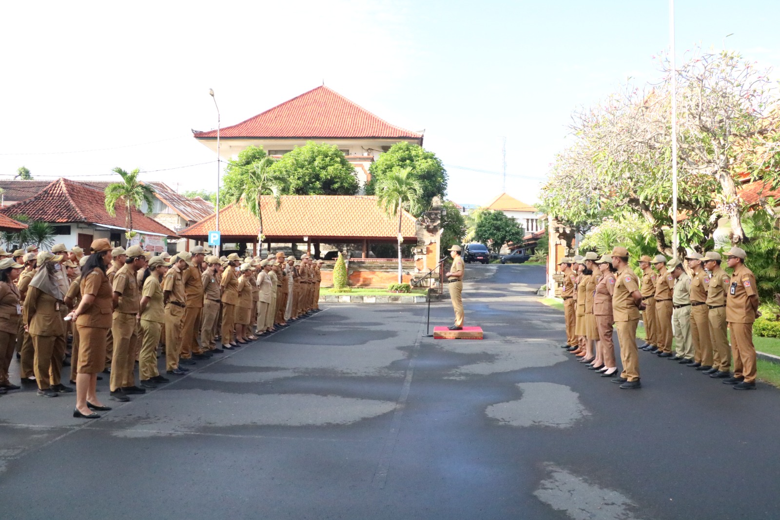 JAGA DISIPLIN: Apel pegawai Pemkab Buleleng di Parkir Timur Kantor Bupati Buleleng, Senin (6/5/2024).