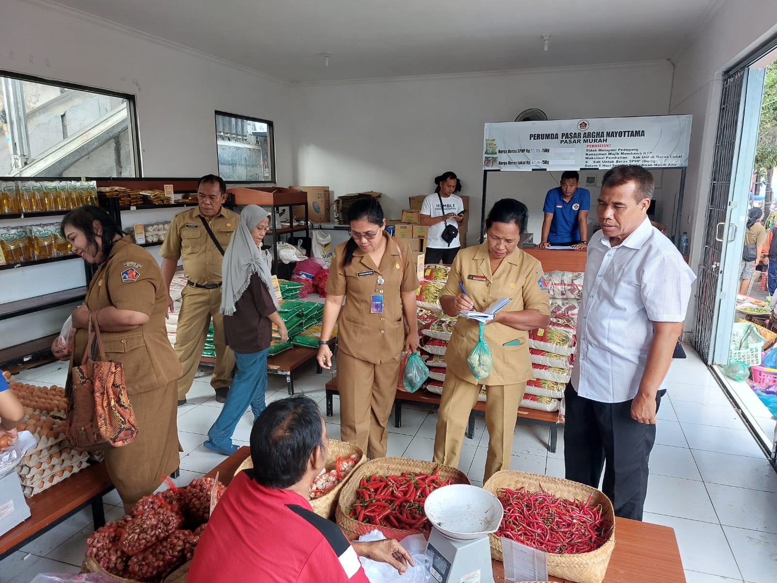 PANGAN: Tim Satgas Ketahanan Pangan melakukan pengawasan harga komoditas pangan di Pasar Anyar Singaraja.