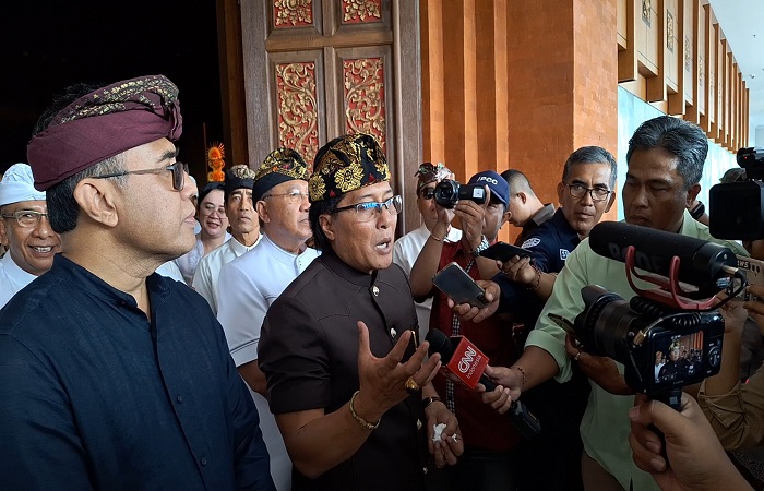 Bupati Badung, I Nyoman Giri Prasta (kanan) dan Wali Kota Denpasar, I Gusti Ngurah Jaya Negara (kiri) usai penyerahan hibah dari Kabupaten Badung di Dharma Negara Alaya, Lumintang, Senin (6/5).