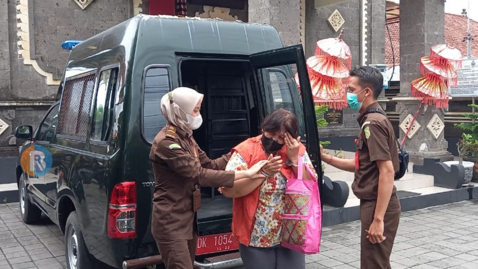 DITAHAN: Mantan Ketua BUMDes Amartha Patas, Hernawati, saat dibawa ke sel tahanan karena tersangkut kasus korupsi.