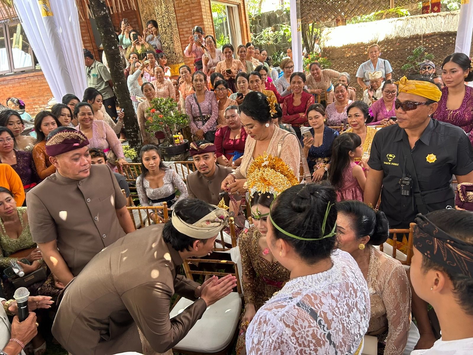 RITUAL MEPAMIT: Sule, ayah Rizky Febian menyaksikan langsung prosesi meminang yang dilanjuitkan dengan mepamit di Tibubeneng Badung (5/5/2024).