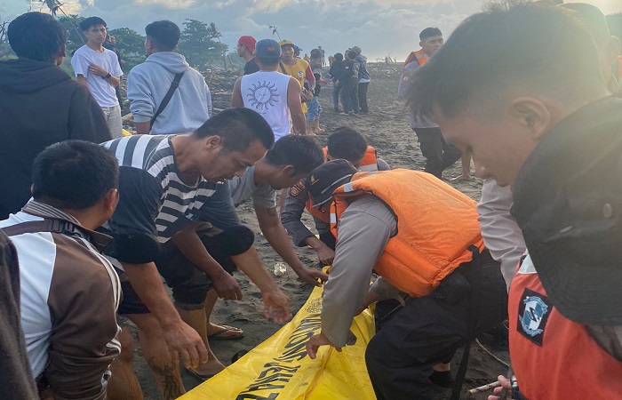 Proses evakuasi salah satu korban tewas terseret ombak Pantai Saba oleh tim SAR Gianyar, Bali.