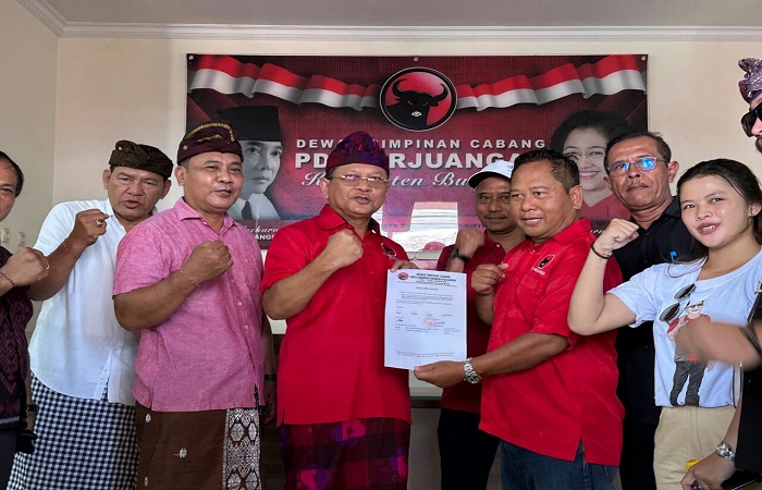 Sutjidra serahkan kembali formulir pendaftaran calon kepala daerah ke Sekretariat DPC PDIP Buleleng.