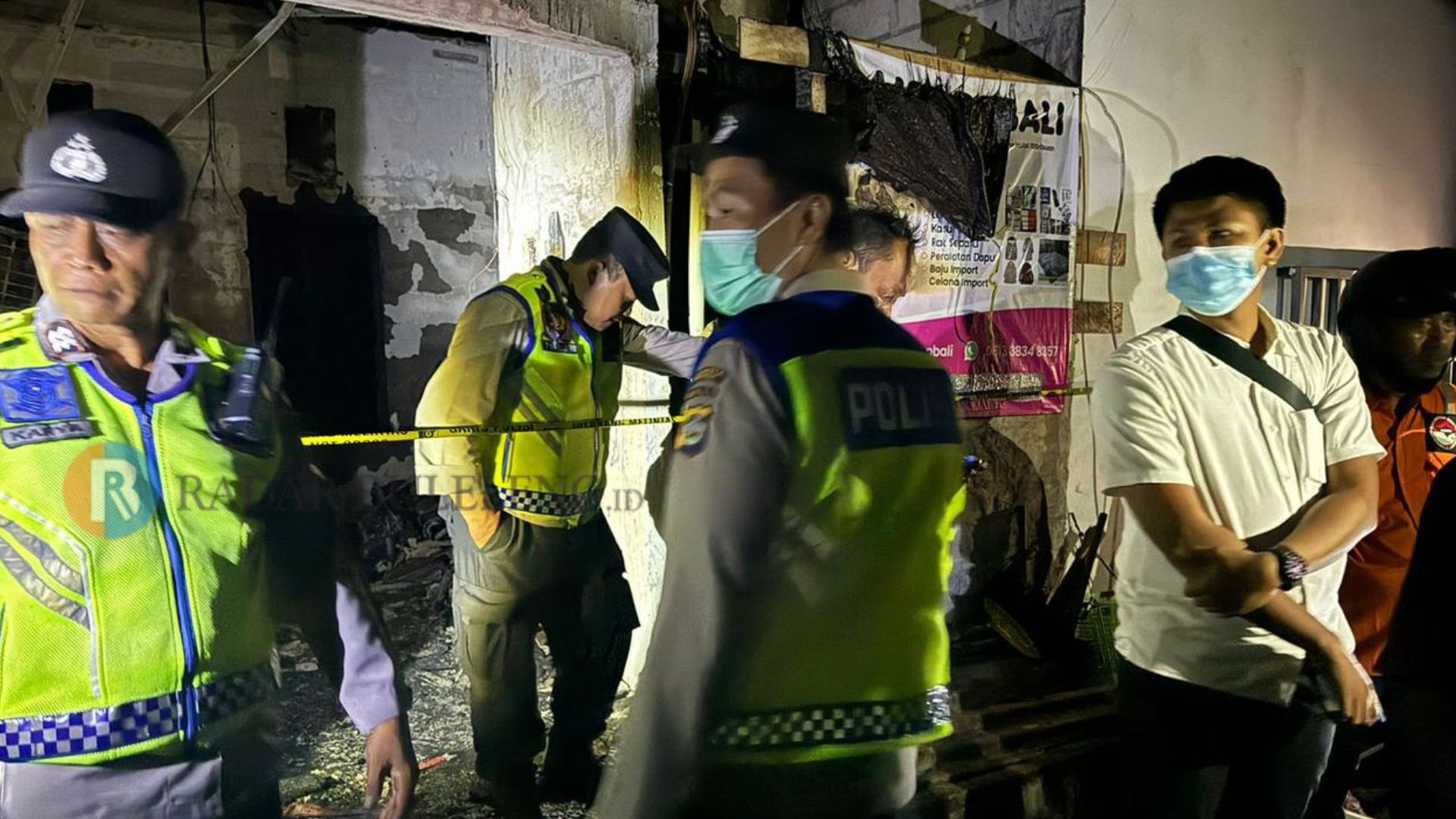 JAGA TKP: Petugas kepolisian dari Polresta Denpasar berjaga di sekitar TKP kebakaran yang terjadi di Kelurahan Sesetan. Peristiwa tersebut mengakibatkan 3 orang warga asal Buleleng meninggal dunia.