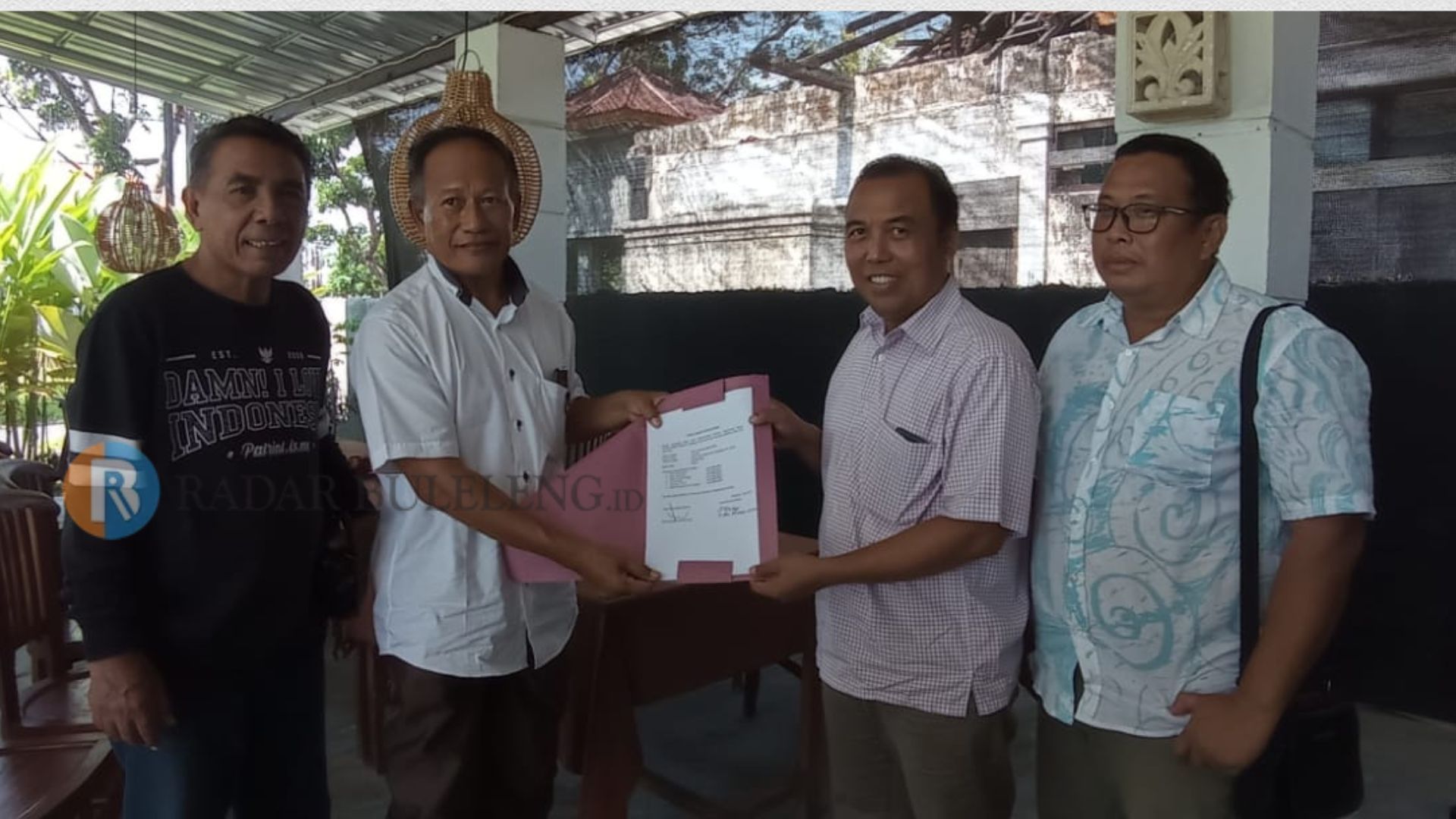 DAFTAR CALON BUPATI: Dewa Nyoman Sukrawan (dua dari kiri) mendaftar sebagai calon Bupati Buleleng lewat Partai Hanura.