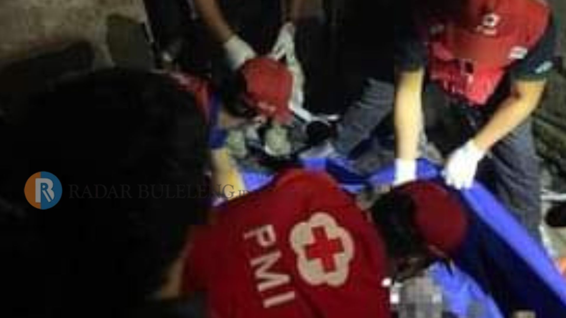 EVAKUASI: Tim dari Palang Merah Indonesia mengevakuasi jenazah korban kebakaran di Sesetan, Denpasar, Bali. Korbannya merupakan ayah, ibu, dan anak dari Buleleng.