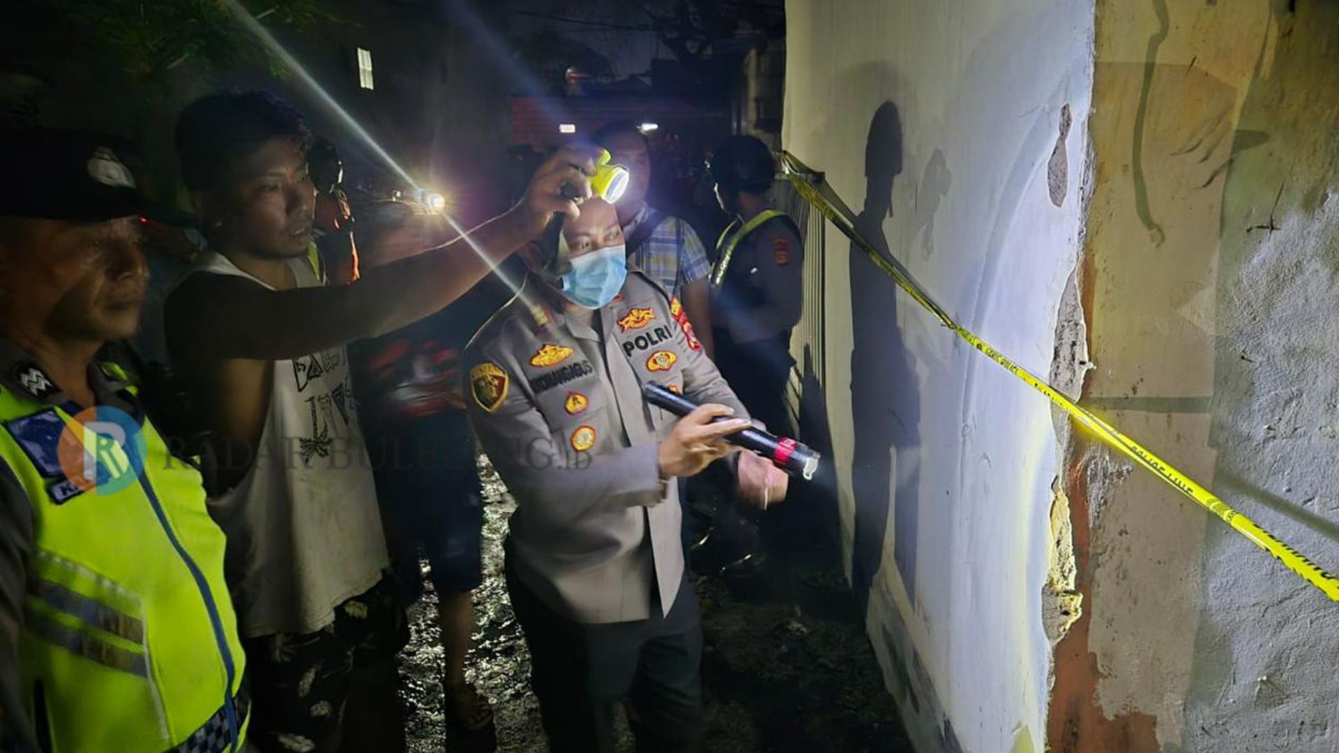 KEBAKARAN: Polisi melakukan olah TKP di lokasi kebakaran yang terjadi di Sesetan, Denpasar. Akibat kebakaran tersebut, sekeluarga asal Buleleng tewas.