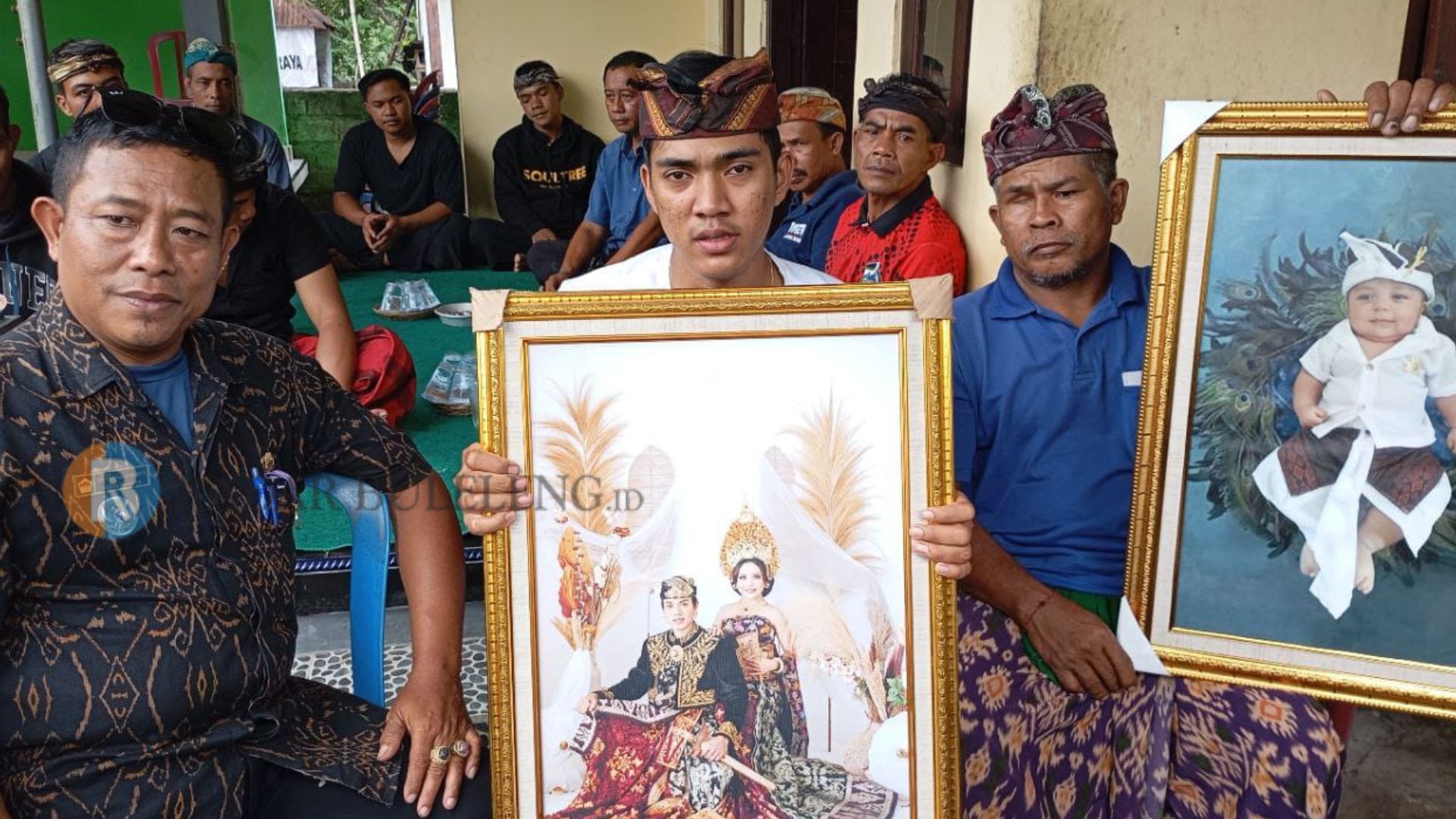 RUMAH DUKA: Nyoman Yogi Mahendra (tengah) menunjukkan foto kakak dan iparnya yang meninggal akibat kebakaran di Sesetan, Denpasar. Sementara di kiri adalah foto keponakannya yang juga jadi korban.
