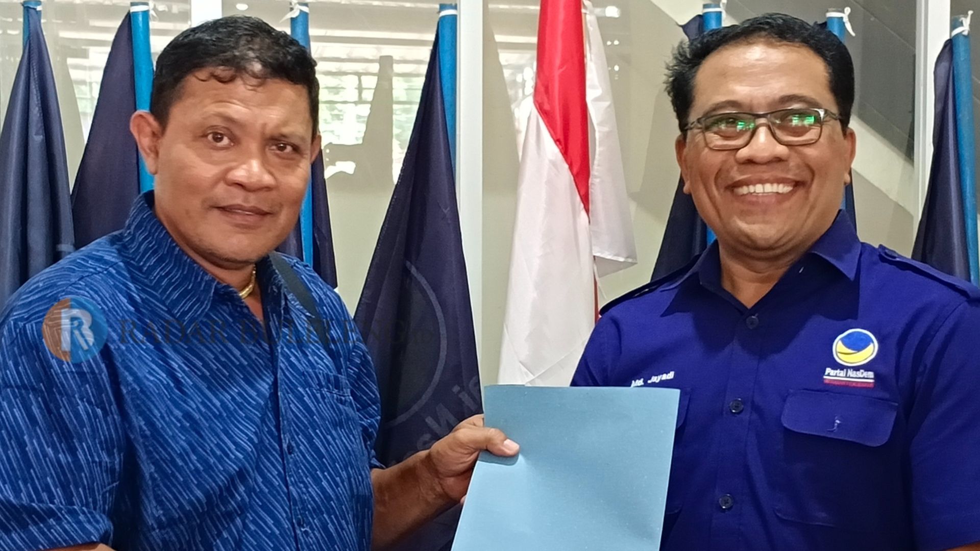 RAMAIKAN BURSA: Kader PDI Perjuangan, Made Sundayana (kiri) mendaftar sebagai calon wakil bupati lewat Partai Nasdem.