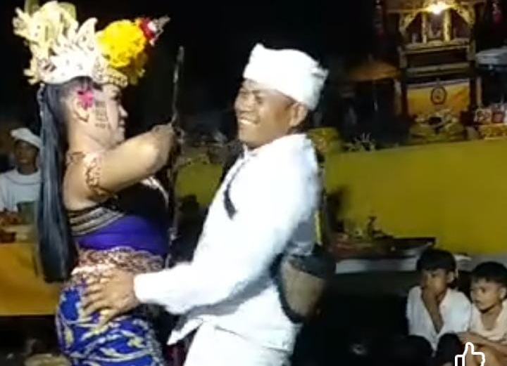 JOGED JARUH: Seorang pemangku melakukan gerakan jaruh saat ngibing. Identitas penarinya akhirnya terungkap. Ternyata berasal dari Buleleng.