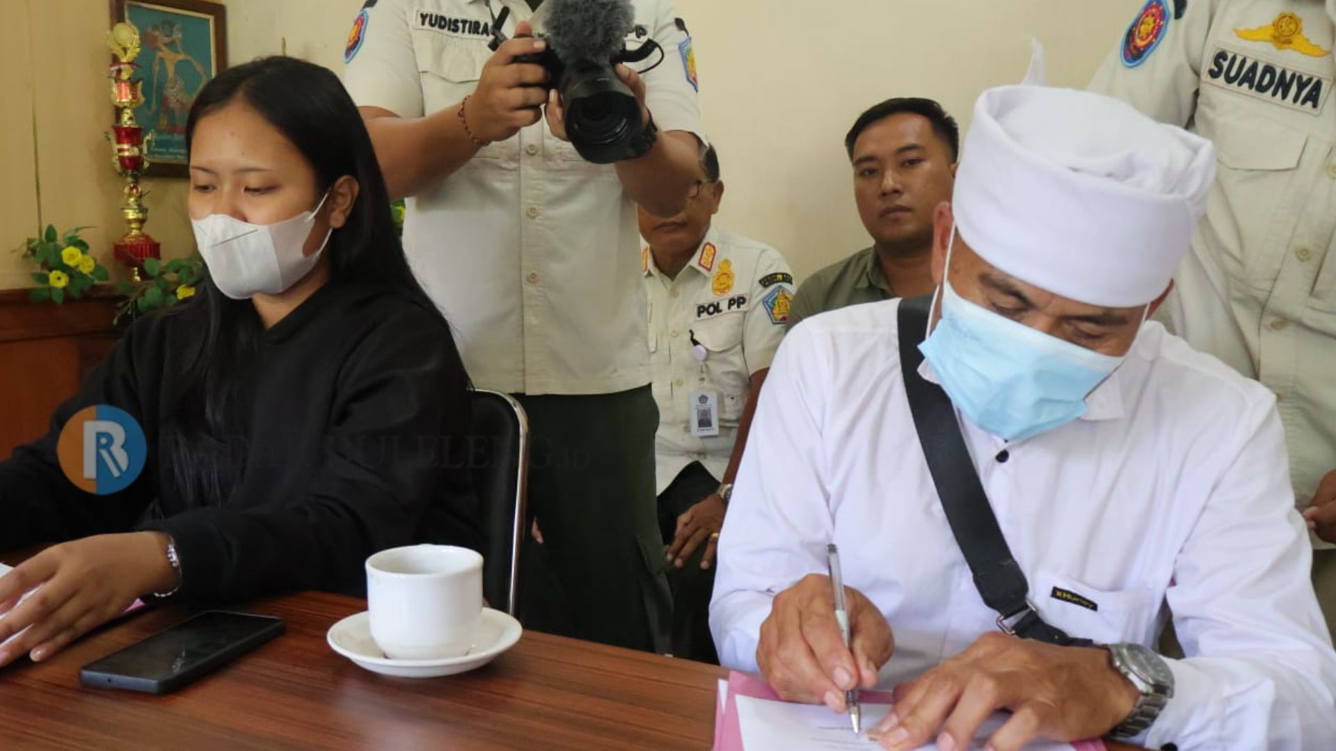 JOGED JARUH: Penari joged jaruh asal Buleleng berinisial AR (kiri) dan pemangku asal Bangli berinisial JD (kanan) dipanggil ke Kantor Pol PP Bali karena aksi joged jaruh yang viral di media sosial.