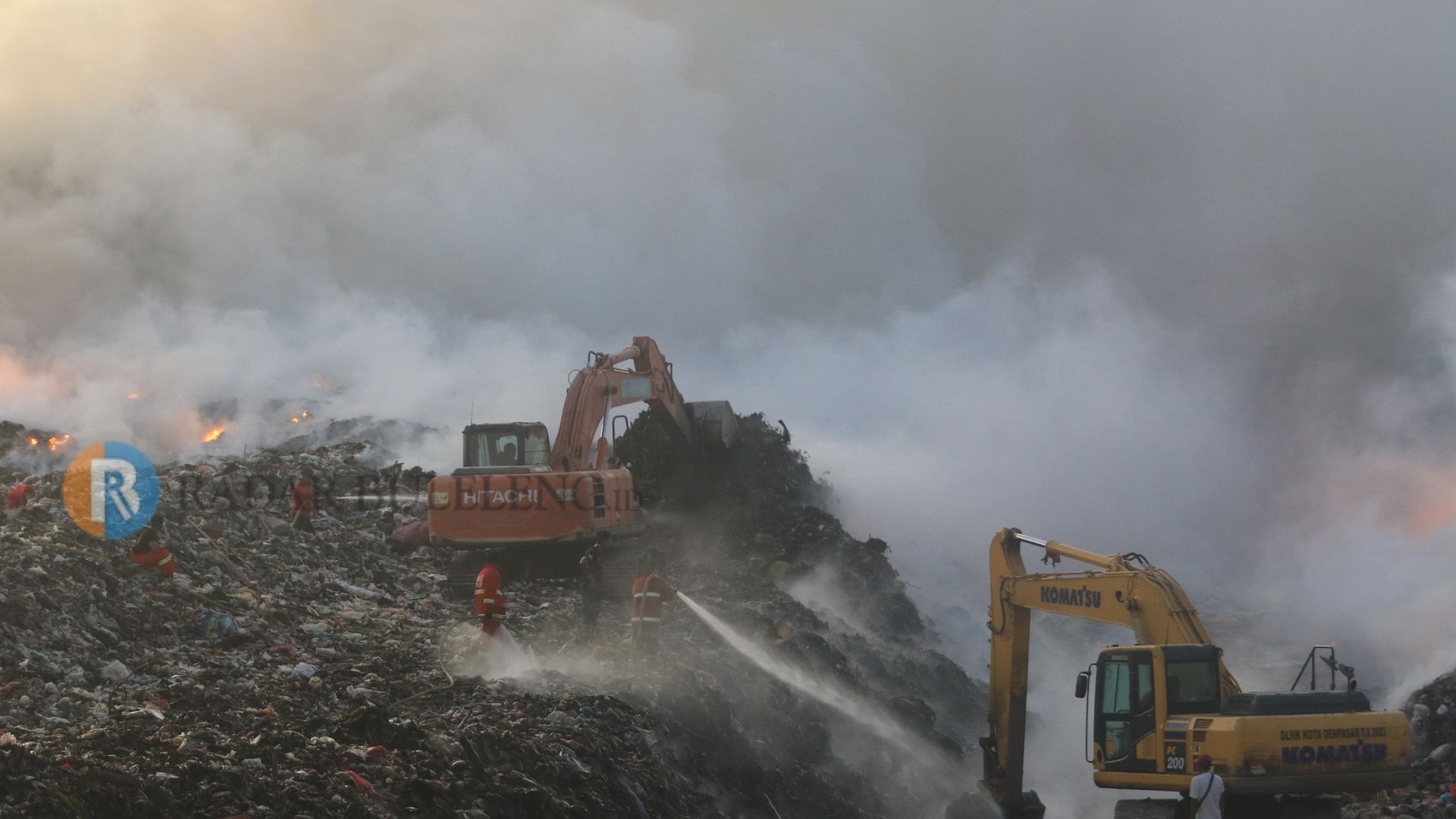 TPA SUWUNG TERBAKAR: Timbunan sampah di TPA Suwung terbakar. Kebakaran itu terjadi jelang Bali menjadi tuan rumah World Water Forum (WWF).