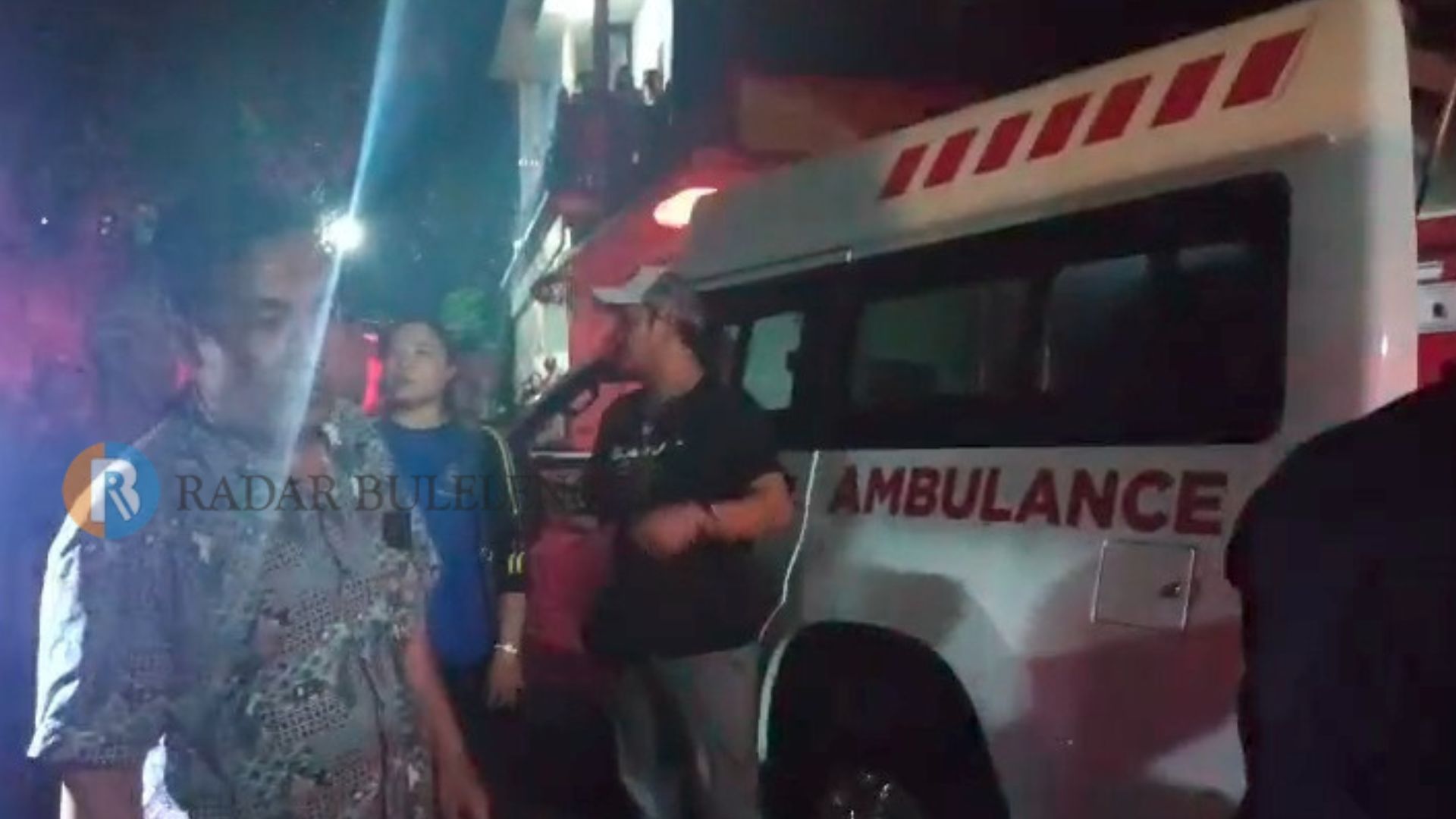 RUMAH DUKA: Proses pemulangan jenazah korban kebakaran di Sesetan. Kebakaran itu menyebabkan satu keluarga asal Buleleng meninggal.
