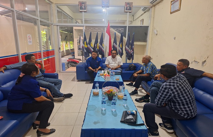 DPD NasDem Buleleng lakukan verifikasi administrasi dalam rapat pleno terhadap lima tokoh masyarakat Buleleng yang mencalonkan diri lewat partai besutan Surya Paloh pada Pilkada Buleleng.