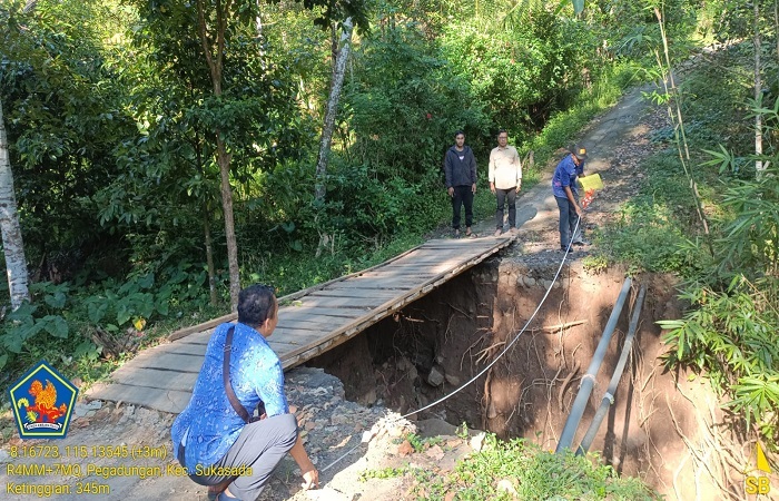 Perlu anggaran sebanyak Rp 2,5 miliar untuk memperbaiki jalan rusak di Desa Pegadungan.
