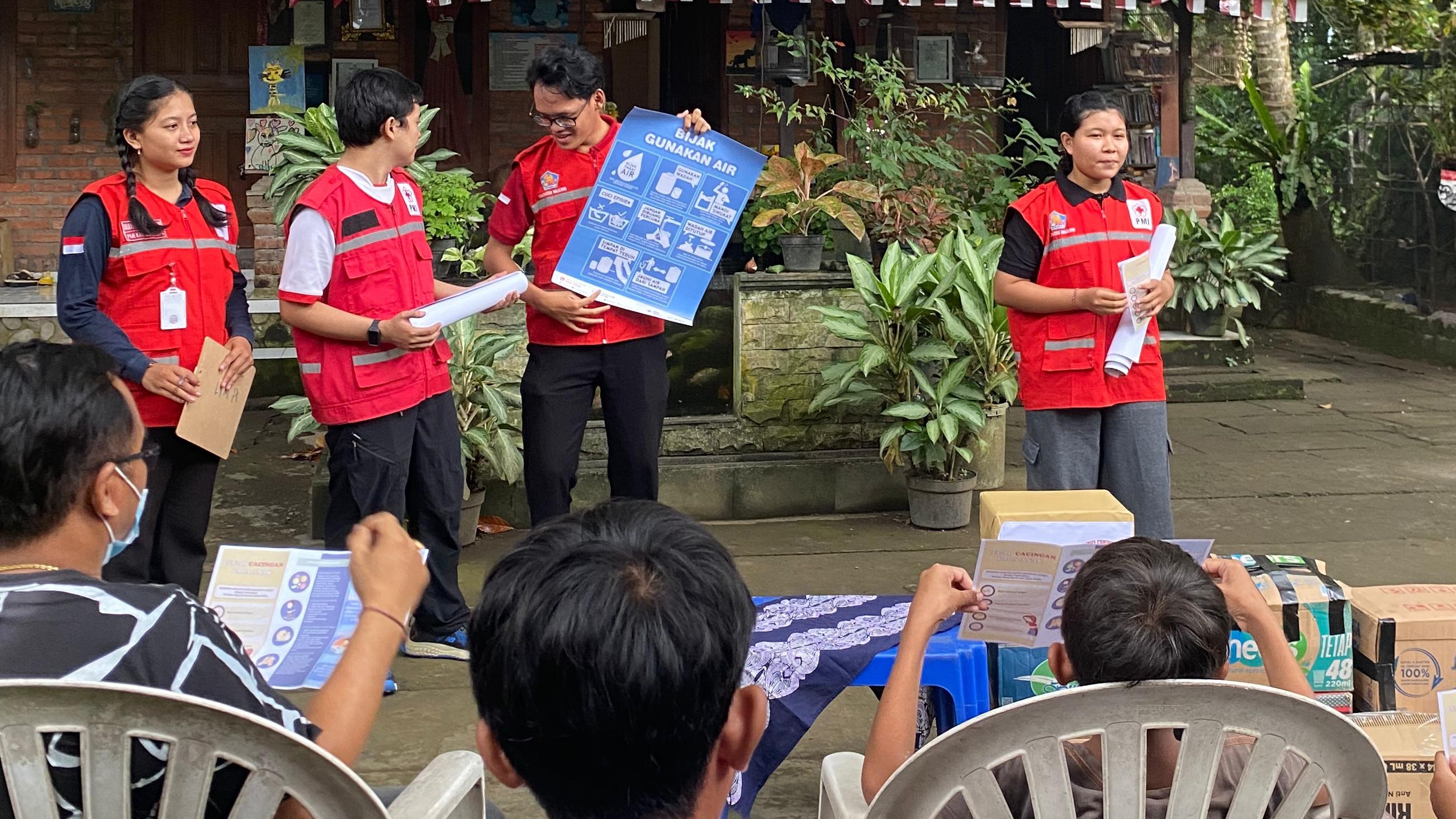 BERBAGI: Aksi berbagi relawan PMI Buleleng di Panti Asuhan Destawan.