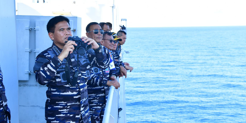 LATIHAN PERANG: KSAL Muhammad Ali menyaksikan proses penembakan rudal dan torpedo dari KRI dr. Soeharso saat Latopslagab 2024.