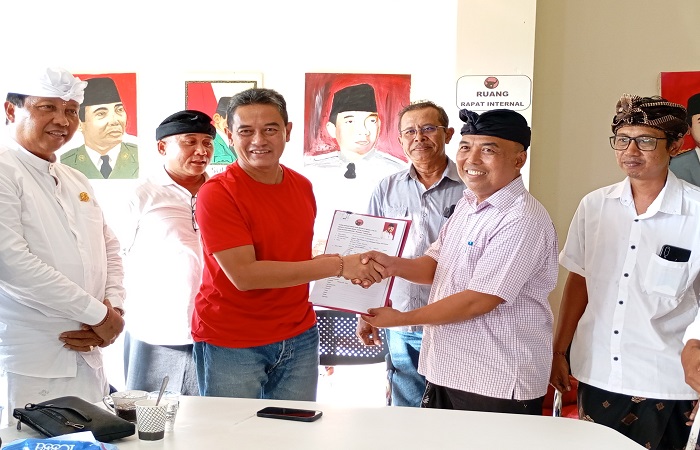 Dewa Sukrawan (kemeja kotak pink) resmi mendaftarkan dirinya untuk maju ke Pilkada Buleleng lewat PDIP.