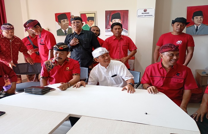 Suasana pendaftaran calon kepala daerah Pilkada Buleleng lewat PDIP. Tercatat ada delapan orang yang mendaftarkan diri lewat partai pimpinan Megawati Soekarnoputri itu.