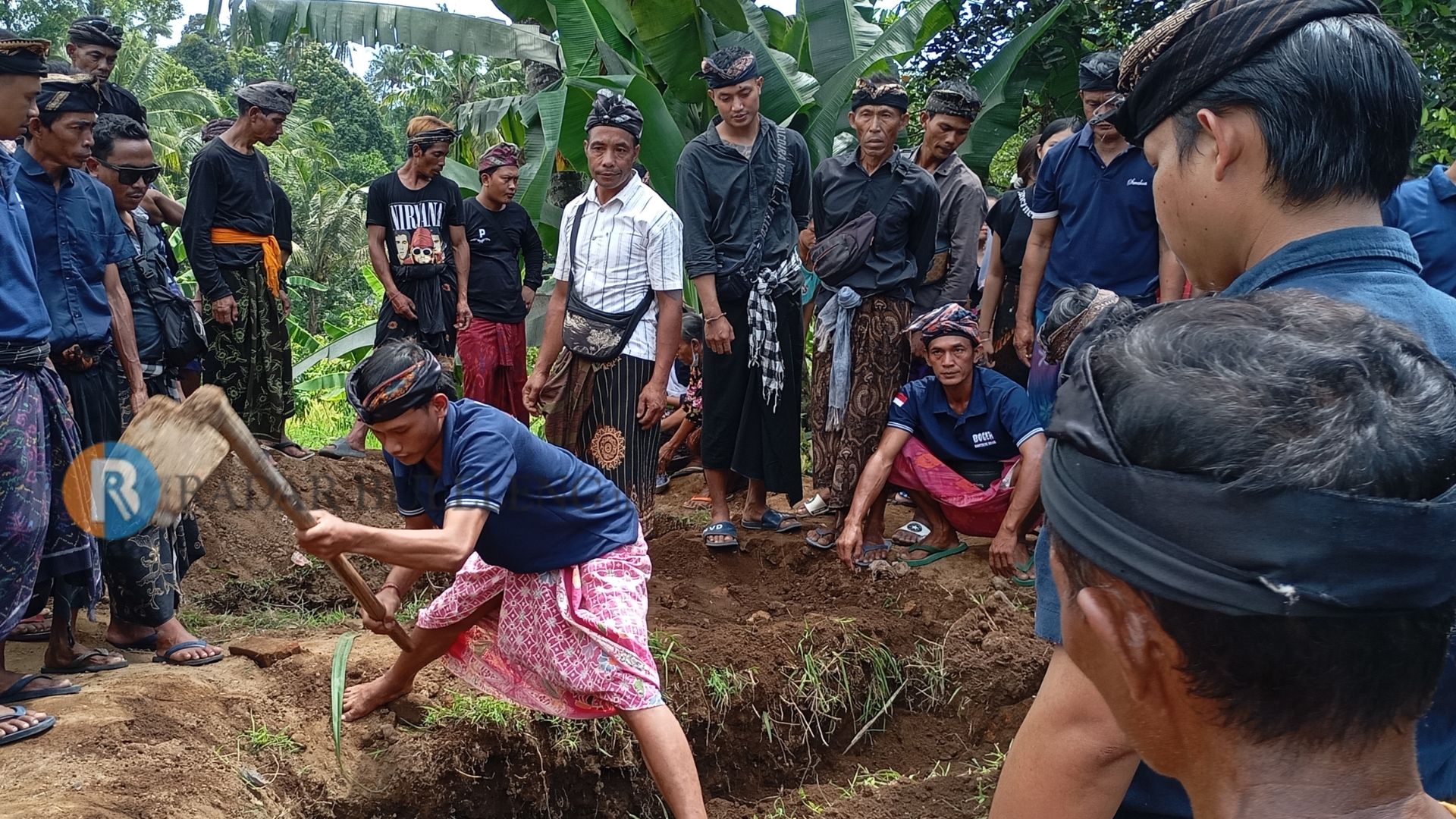 PROSESI PENGUBURAN: Salah seorang warga tampak menggali liang lahat untuk lokasi penguburan keluarga Made Ari Sanjaya yang menjadi korban dalam tragedi kebakaran di Sesetan, pada Senin (6/5/2024) lalu