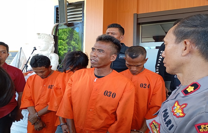 Para pelaku pencurian bersama dengan Kapolsek Sukasada, Kompol Nyoman Adika. Mereka nekat mencuri karena perlu biaya pulang kampung.