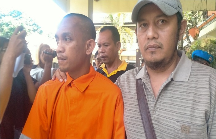 Salah seorang pelaku pencurian mobi,  Raju yang ditangkap Polres Tabanan dan barang bukti mobil suzuki Swift.
