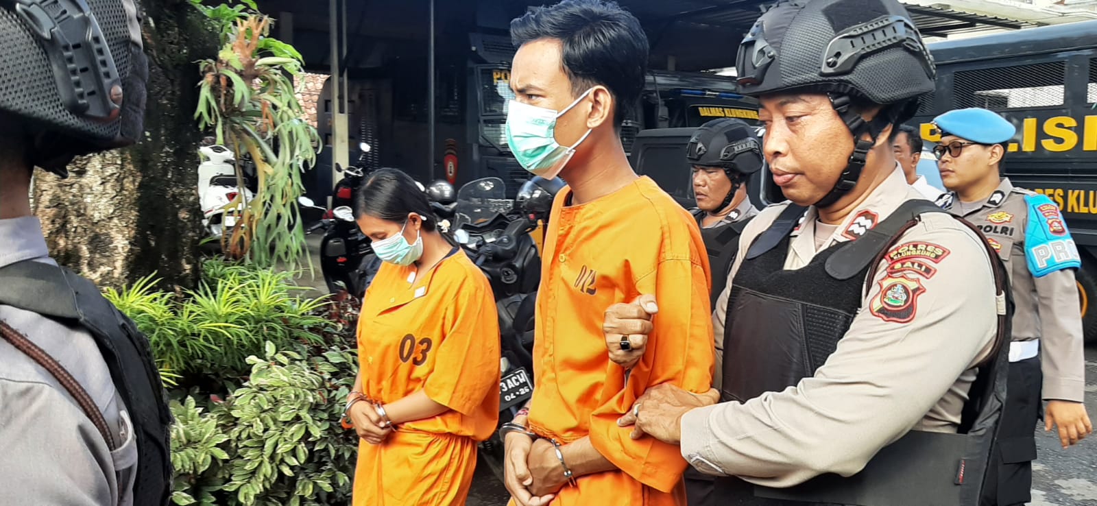 DEMI TAMPIL MODIS: Ni Komang ASD (kiri) dan kekasihnya, I Ketut JDA ditangkap polisi gara-gara mencuri perhiasan demi tampil modis.