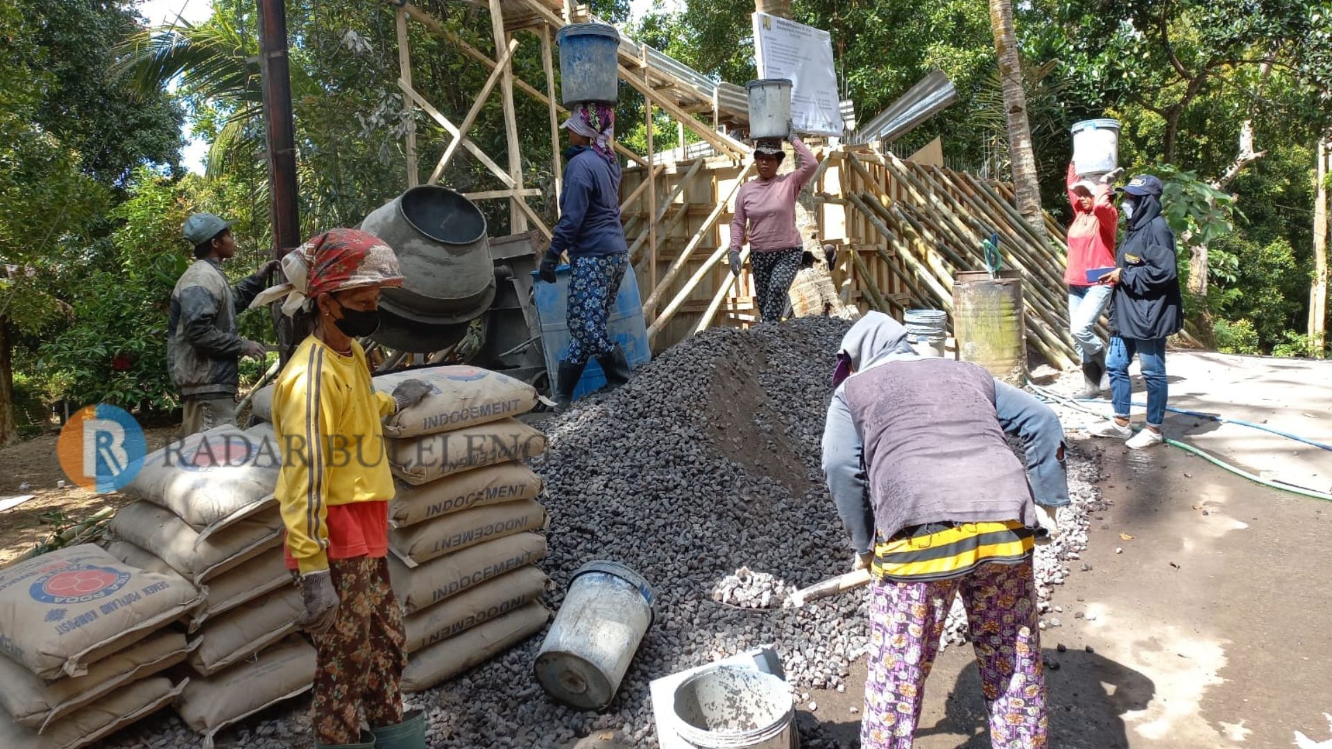 PAMSIMAS: Warga di Buleleng membangun bak penampungan air lewat program pamsimas.