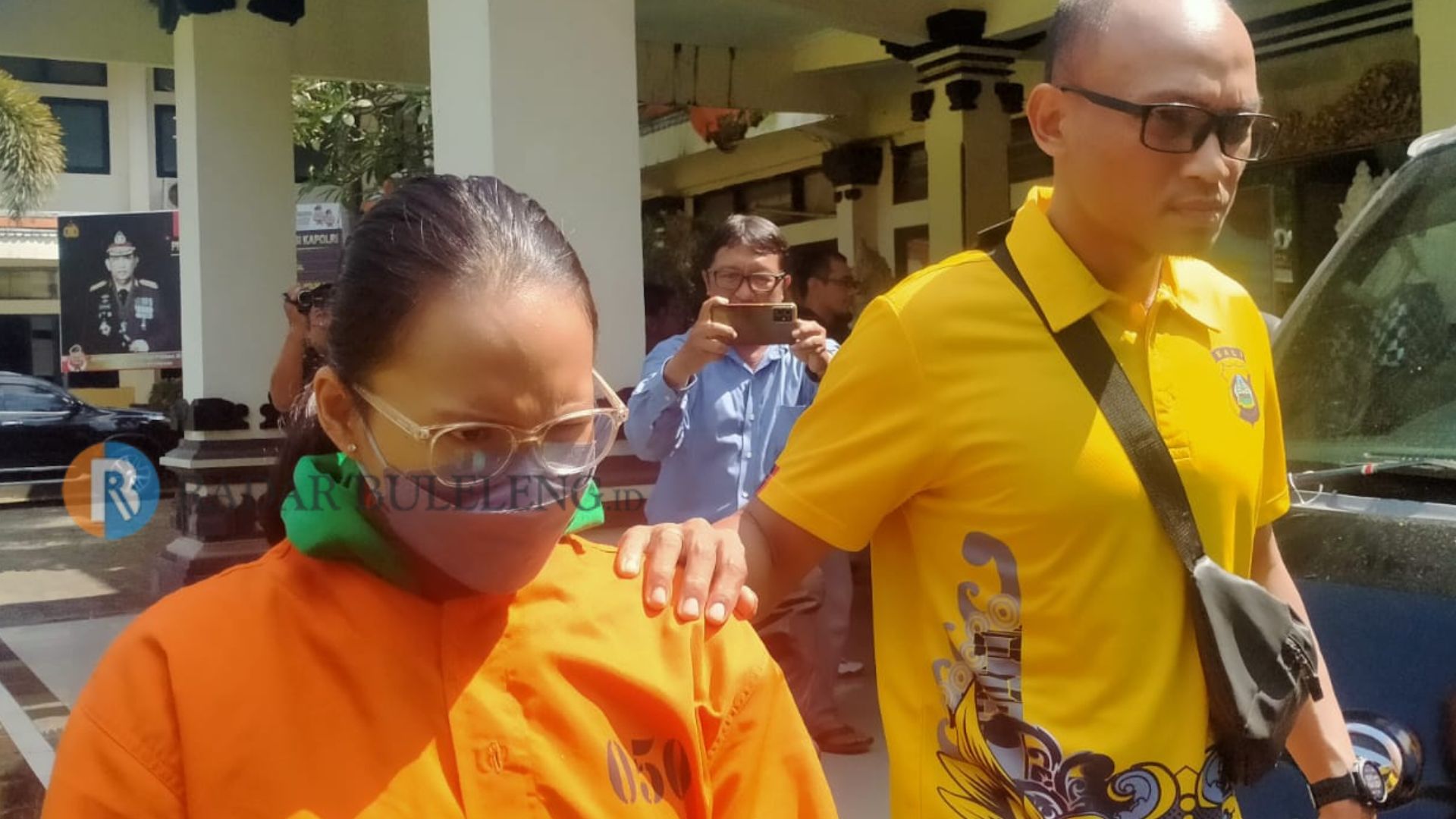 CURI EMAS: I Gusti Ayu Bintang Puspa Dewi (kiri) ditangkap polisi karena mencuri perhiasan emas.