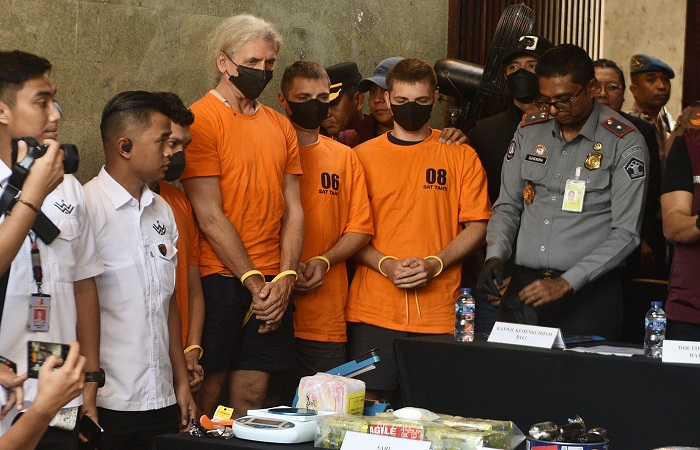 Polisi memperlihatkan para tersangka WNA yang terlibat kasus narkoba di Bali. Mereka membuat pabrik sabu dan ganja di Canggu Bali.