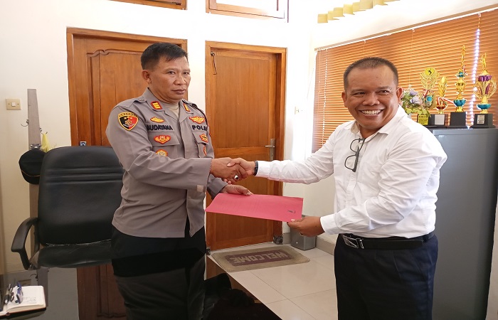 Penasehat hukum warga menyerahkan surat dan berkas, agar kasus pemalsuan tanda tangan yang terjadi di Desa Sekumpul bisa dibuka kembali.