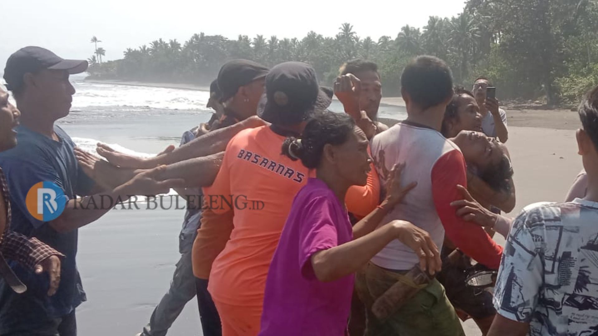 TENGGELAM: Proses evakuasi pemuda asal  Buleleng yang tewas tenggelam di Jembrana.