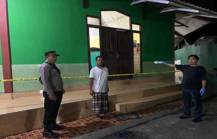 Polisi saat melakukan olah TKP di Masjid Jami Abdul Khair di Lingkungan Ujung Desa, Kelurahan Karangasem pada Senin (13/5) usai terjadi pencurian kotak amal masjid.