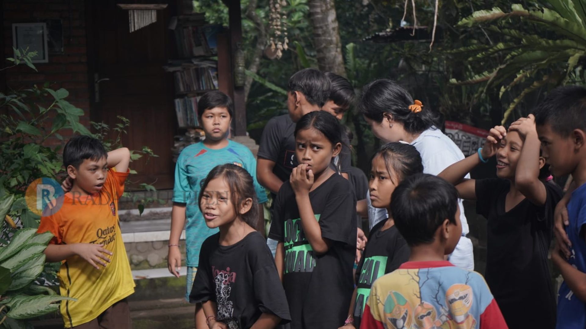 BERMAIN BERSAMA: Anak asuh di Panti Asuhan Destawan dan Pemuda Lintas Agama saat aksi berbagi dan edukasi beberapa waktu lalu.