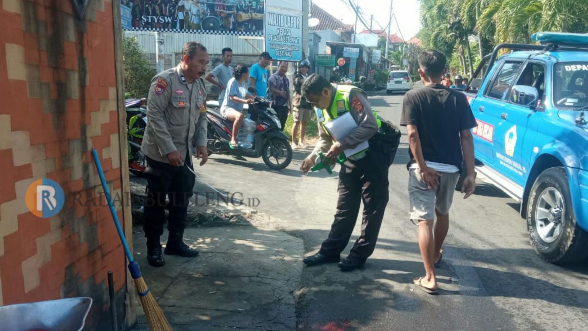 OLAH TKP: Polisi melakukan olah TKP kecelakaan di Jalan Ki Barak Panji, Desa Panji.