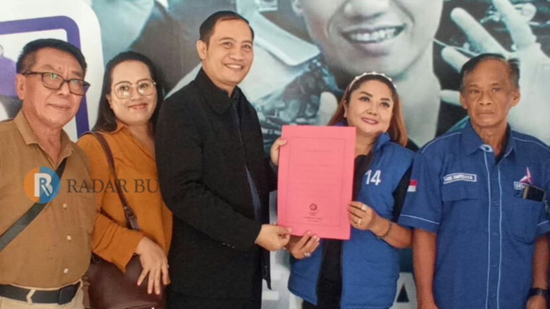 DAFTAR: Kadek Doni Riana (jaket hitam) menyerahkan berkas pendaftaran sebagai calon bupati ke Demokrat.