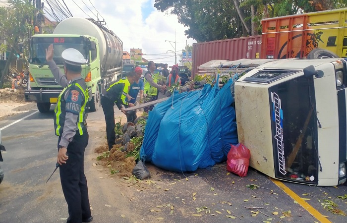 Kondisi mobil pickup dan truk kontainer yang alami kecelakaan di Jalan By Pass Ir Soekarno, Tabanan, Bali. Terlihat polisi mengatur lalu lintas.