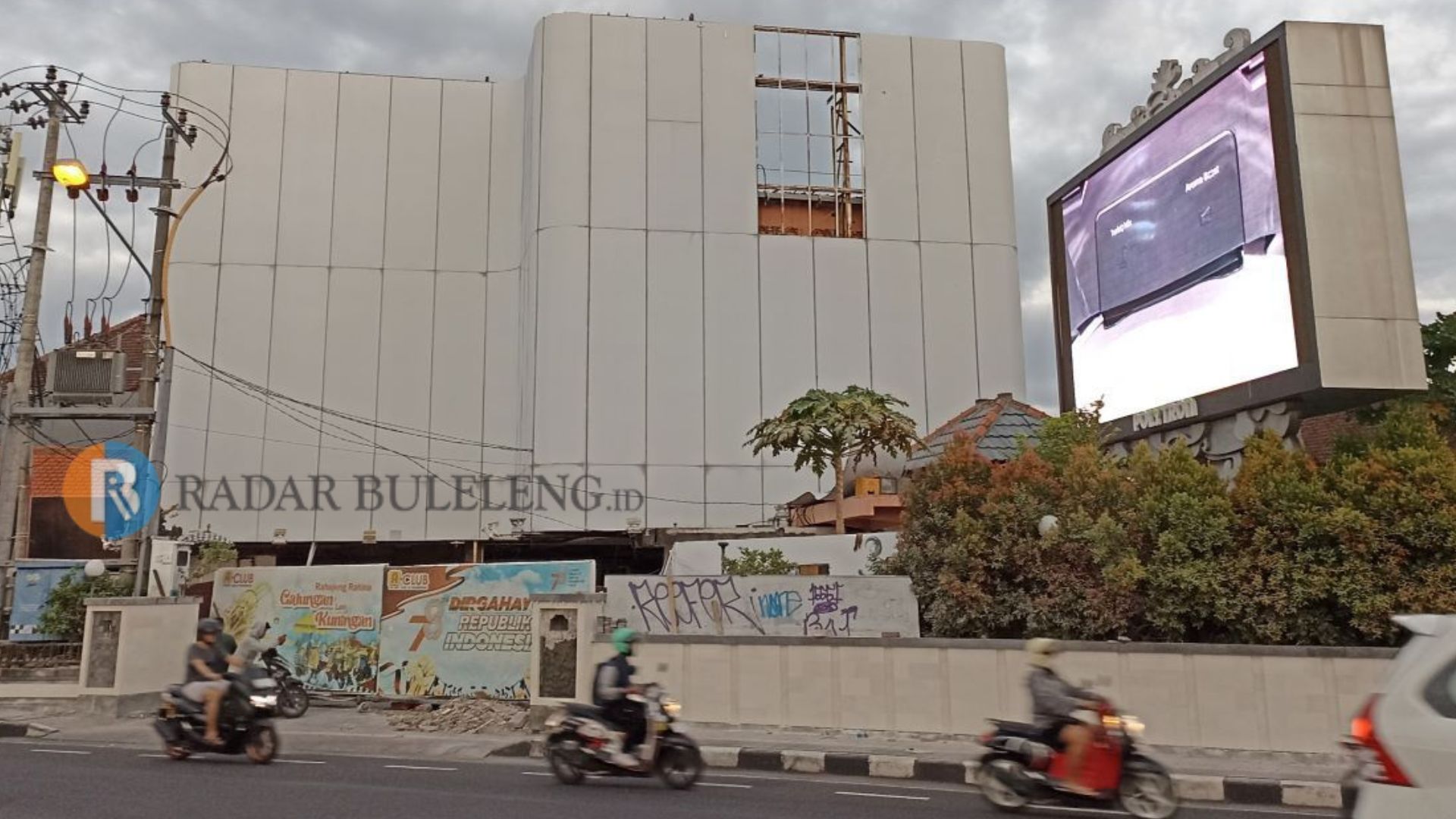 Klub Malam Akasaka di simpang enam Denpasar kembali beroperasi setelah enam tutup akibat kasus narkoba.