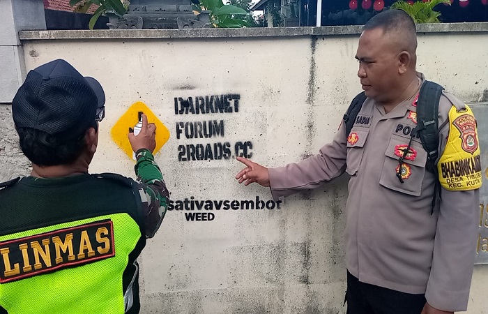 Penghapusan 50 tanda atau kode Website Peredaran Narkotika Jaringan Hydra oleh Sat Res Narkoba Polres Badung di seputaran wilayah Desa Tibubeneng, Kecamatan Kuta Utara, Kabupaten Badung, Kamis lalu.