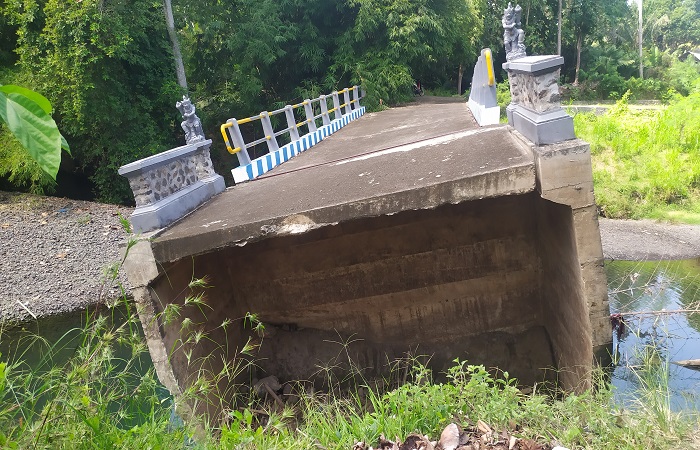 Jembatan Sungai Tukadaya, penghubung Desa Tukadaya, Melaya dan Desa Banyubiru, Negara, putus sejak tahun 2022 lalu.
